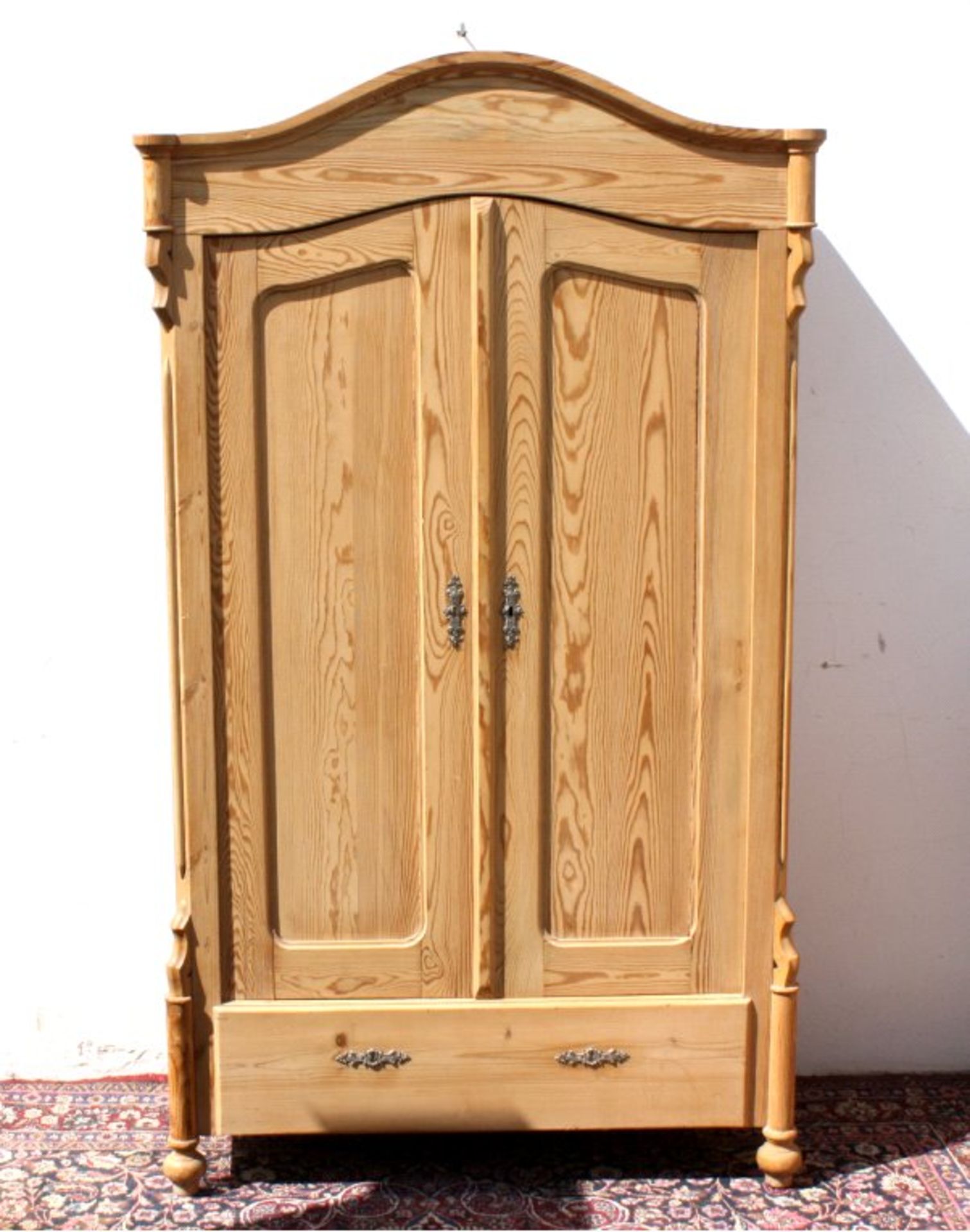 Kleiderschrank um 1900Weicholz massiv, 2 Türen und 1 Schublade, restauriert,ca.183x104x44 cm.