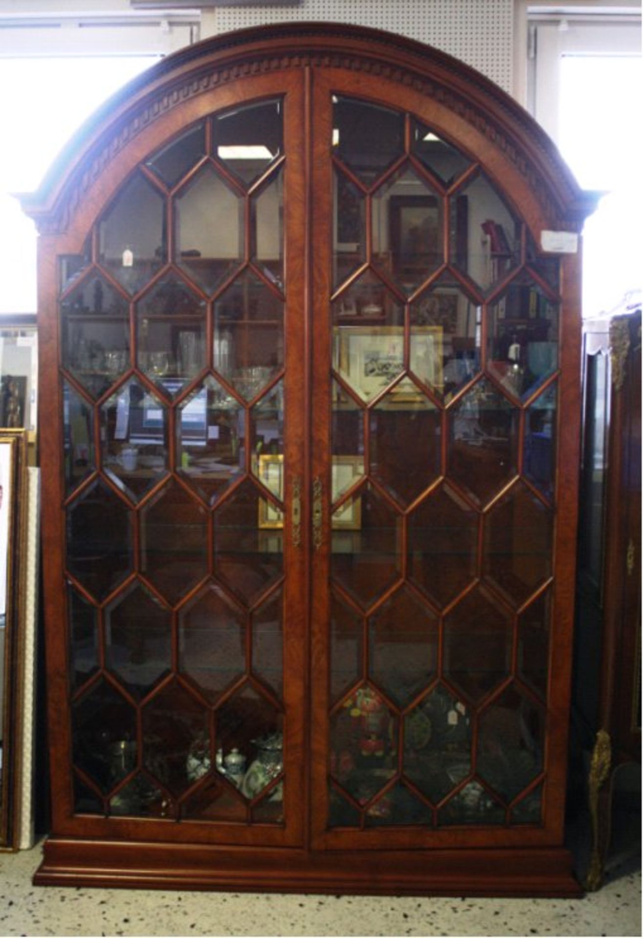 VitrineWurzelholzfurnier, Türen mit facettierten Glas, 4Einlegeböden aus Glas, innen mit