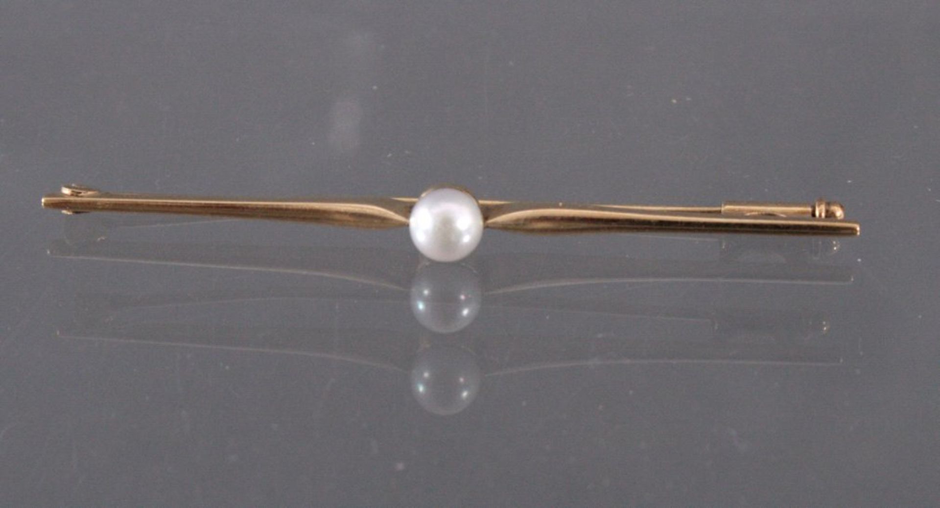 Anstecknadeln aus 14 kt GelbgoldMittig mit aufgesetzter Perle, ca. Länge 6 cm, 3,35 g