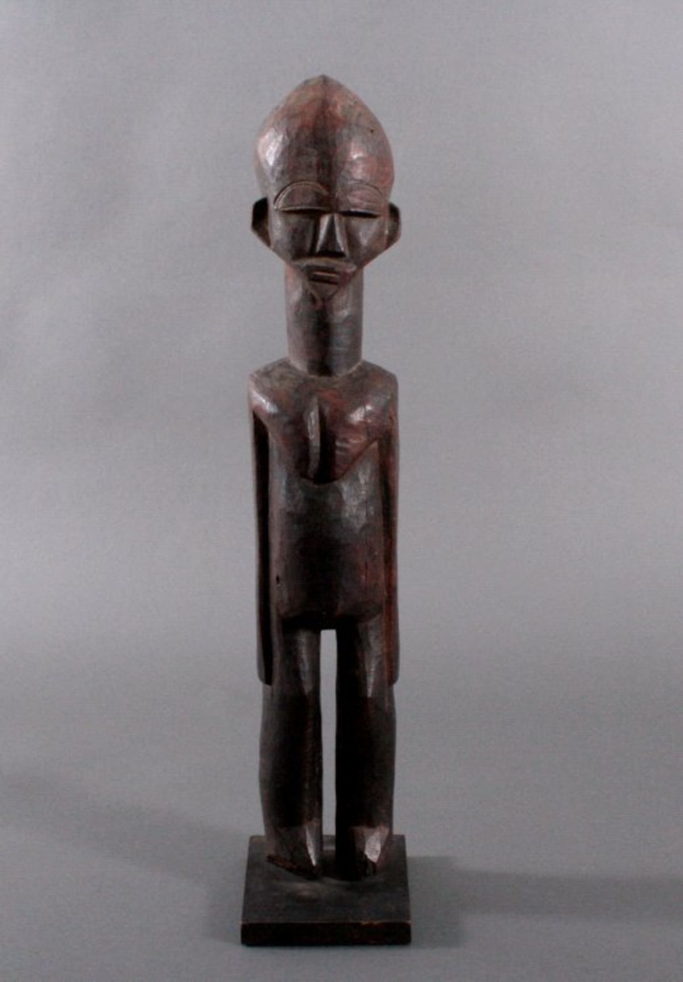 Bateba-Figur der Lobi, Burkina Faso, 1. Hälfte 20. Jh.Holz geschnitzt, dunkle Patina,