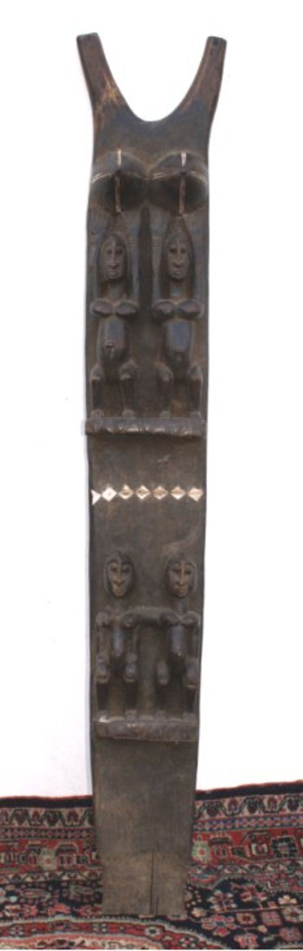 Großer Stützpfosten Dogon Mali, Afrika 1. Hälfte 20. Jh.Beschnitzt mit 4 Figuren und 2 Brüsten,