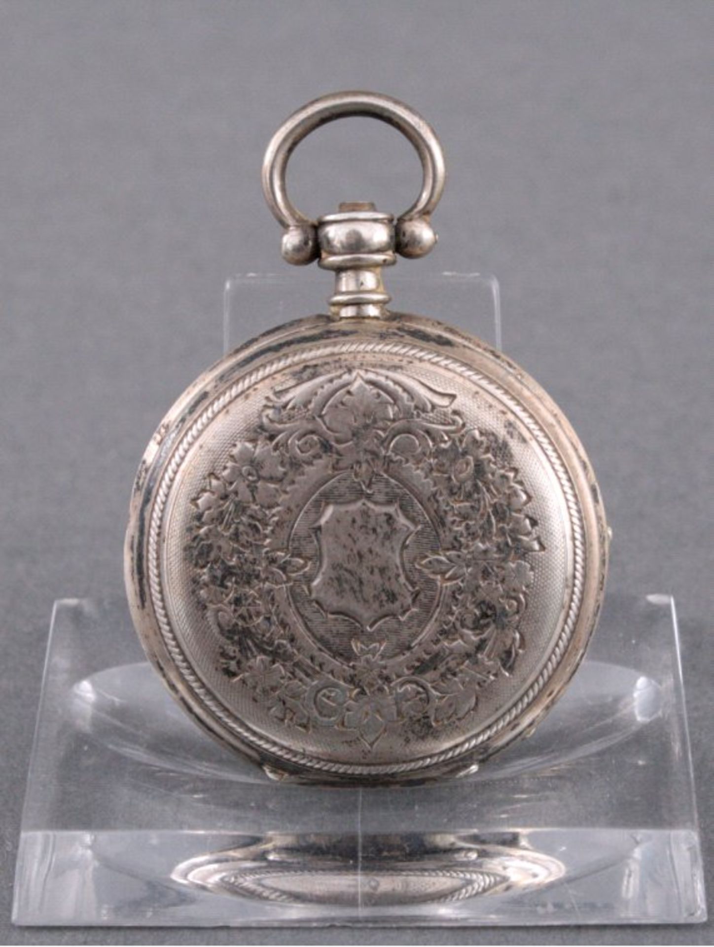 Silberne Damentaschenuhr, 19. Jh.Reliefierter Uhrendeckel, innen mit Punze A8L und Nr. 1144, - Bild 3 aus 4