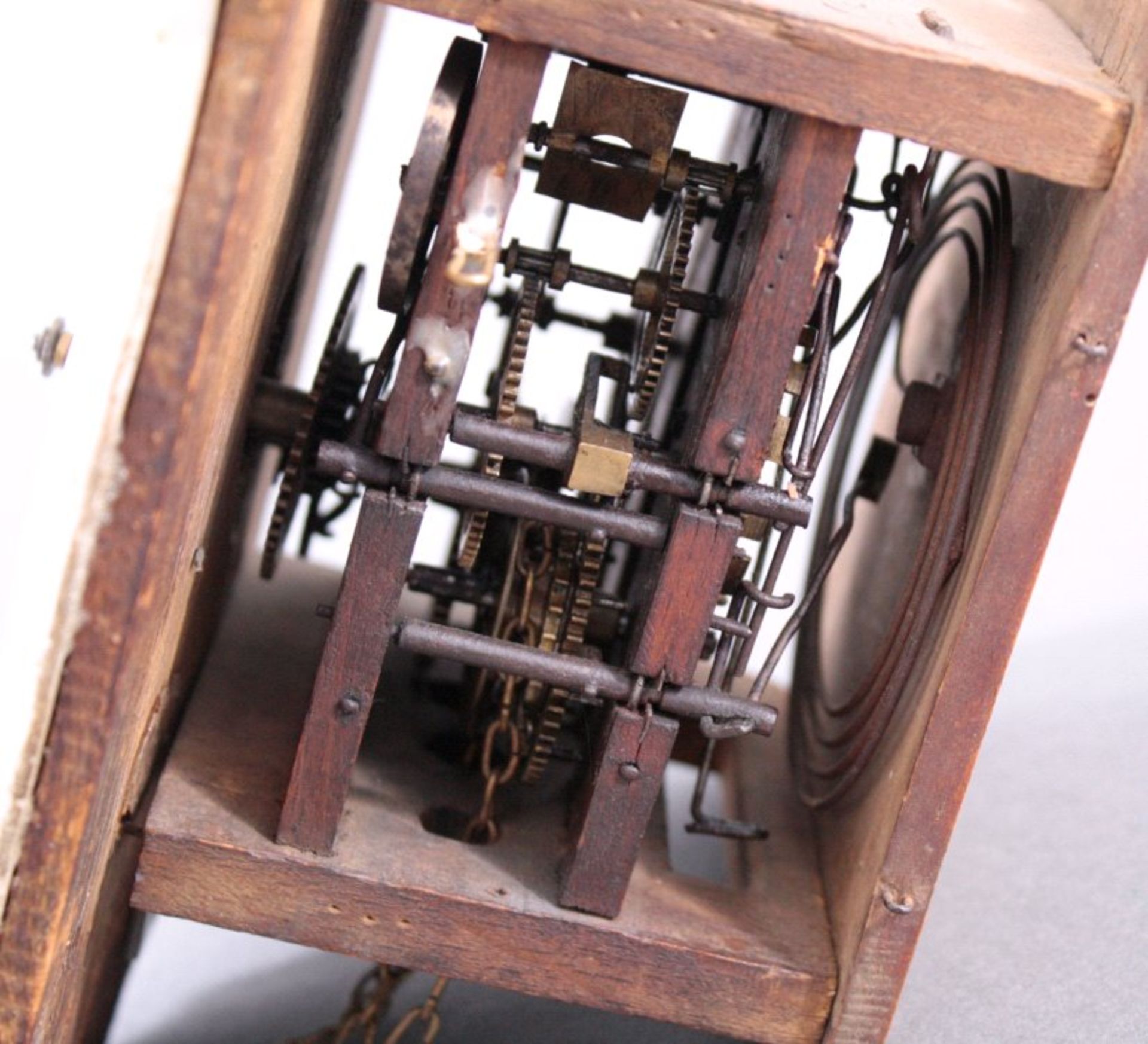 Schwarzwald-Uhr mit Porzellanschild um 1900Holzgehäuse, bemaltes Porzellanschild mir 3 Engelund - Bild 2 aus 2