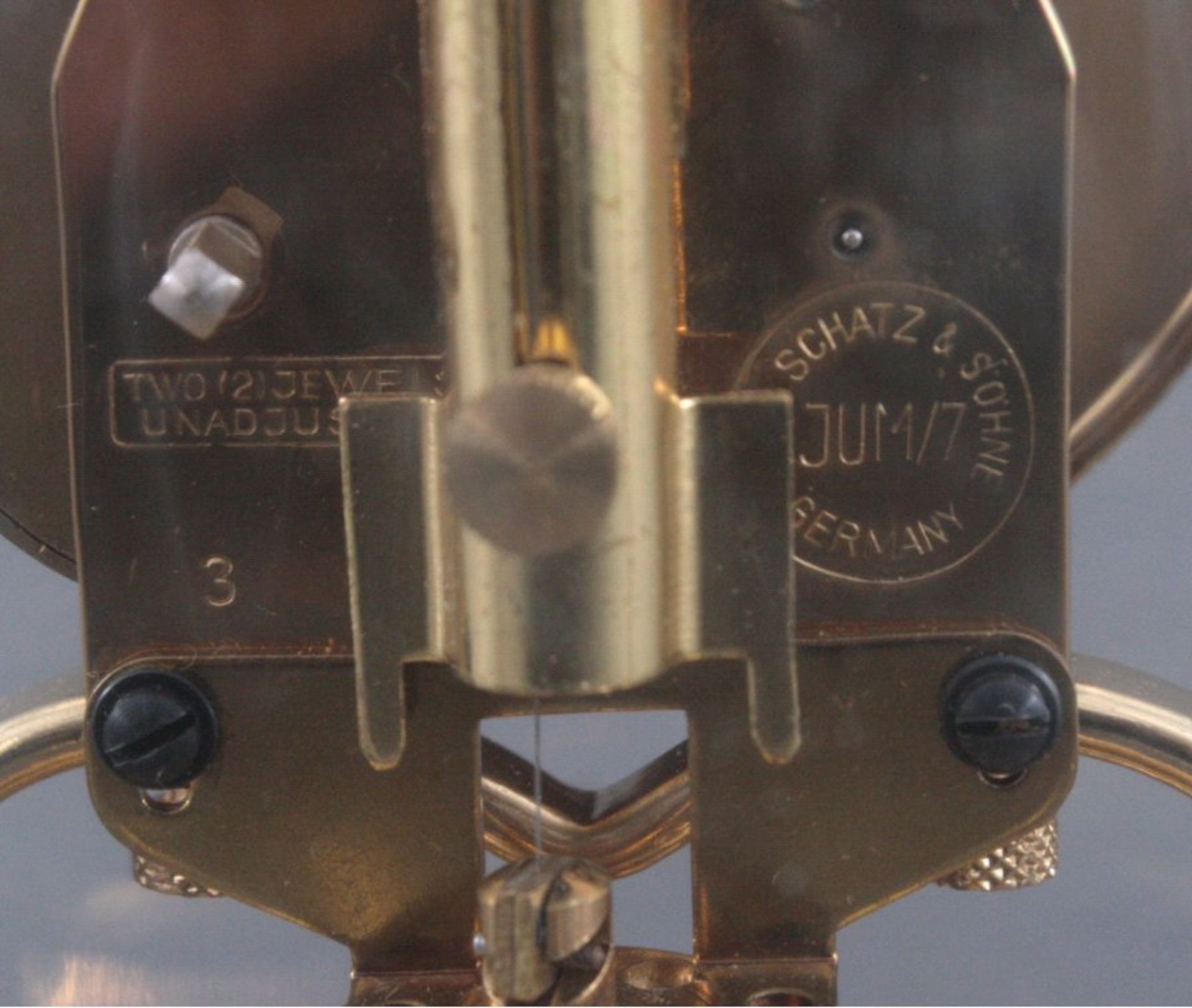 Drehbendeluhr der Marke Schatz und Söhne, ca. 50/60er JahrePlexiglaskupel, auf viereckigem Sockel, - Bild 3 aus 3