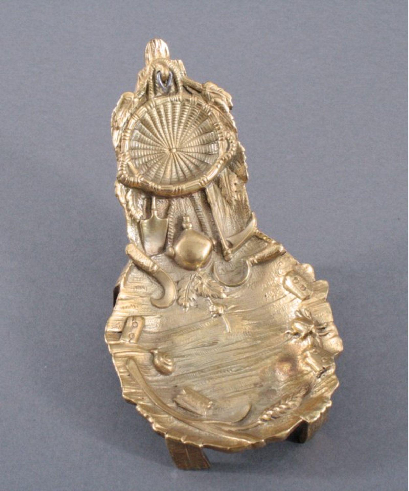 Uhrenständer aus Bronze um 1900In Form eines Sessels auf vier Füßen, feuervergoldet,reliefiert