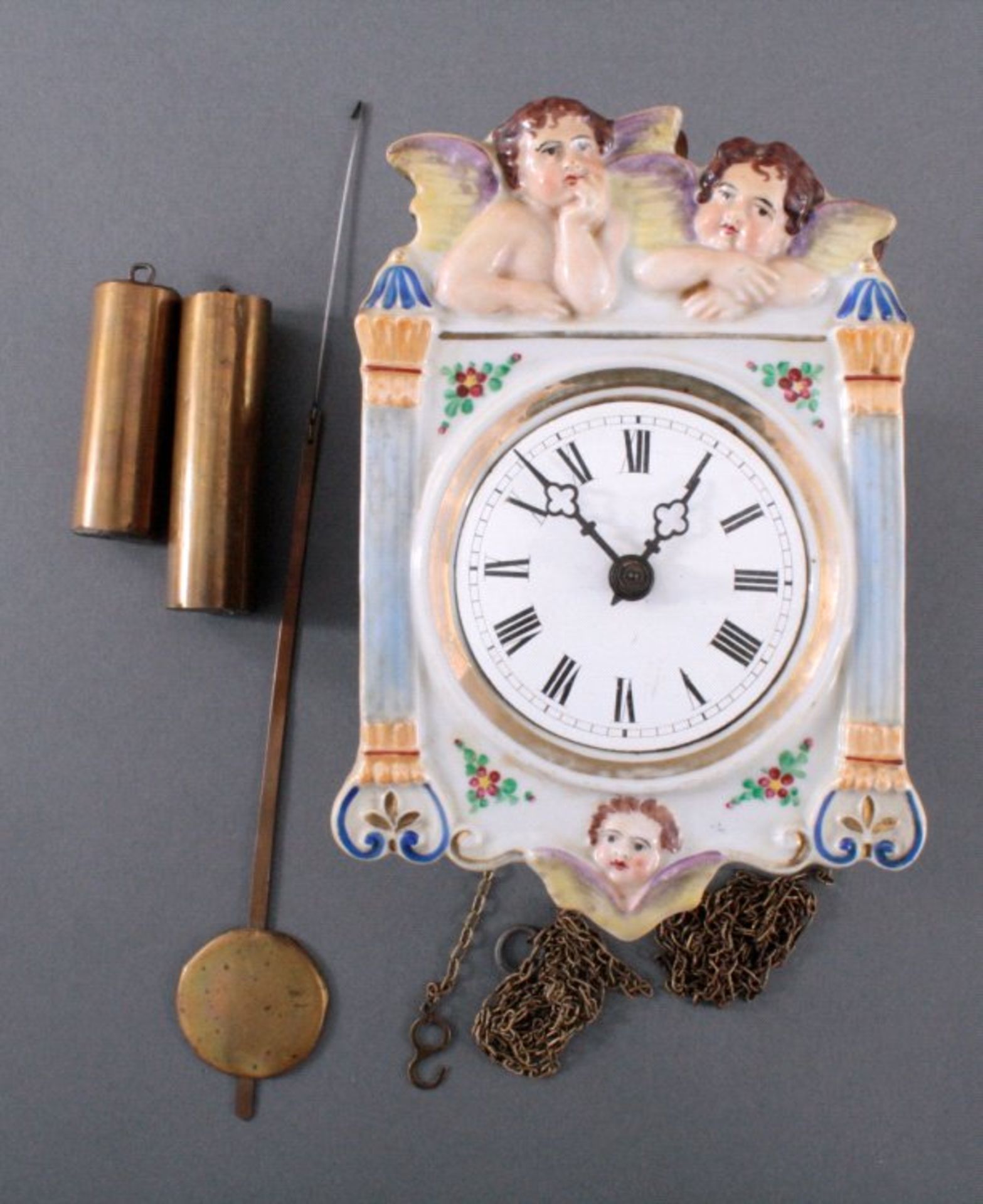 Schwarzwald-Uhr mit Porzellanschild um 1900Holzgehäuse, bemaltes Porzellanschild mir 3 Engelund