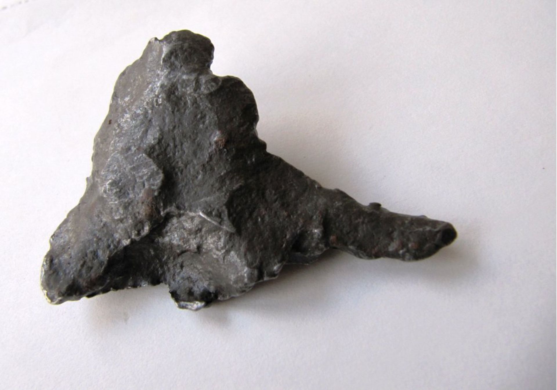 Eisenmeteorit Sikhote Alin - Skulptur, 76,6 gRussland,am 12.2.1947 gefallenAlter. ca. 4,5 Mrd - Image 3 of 3