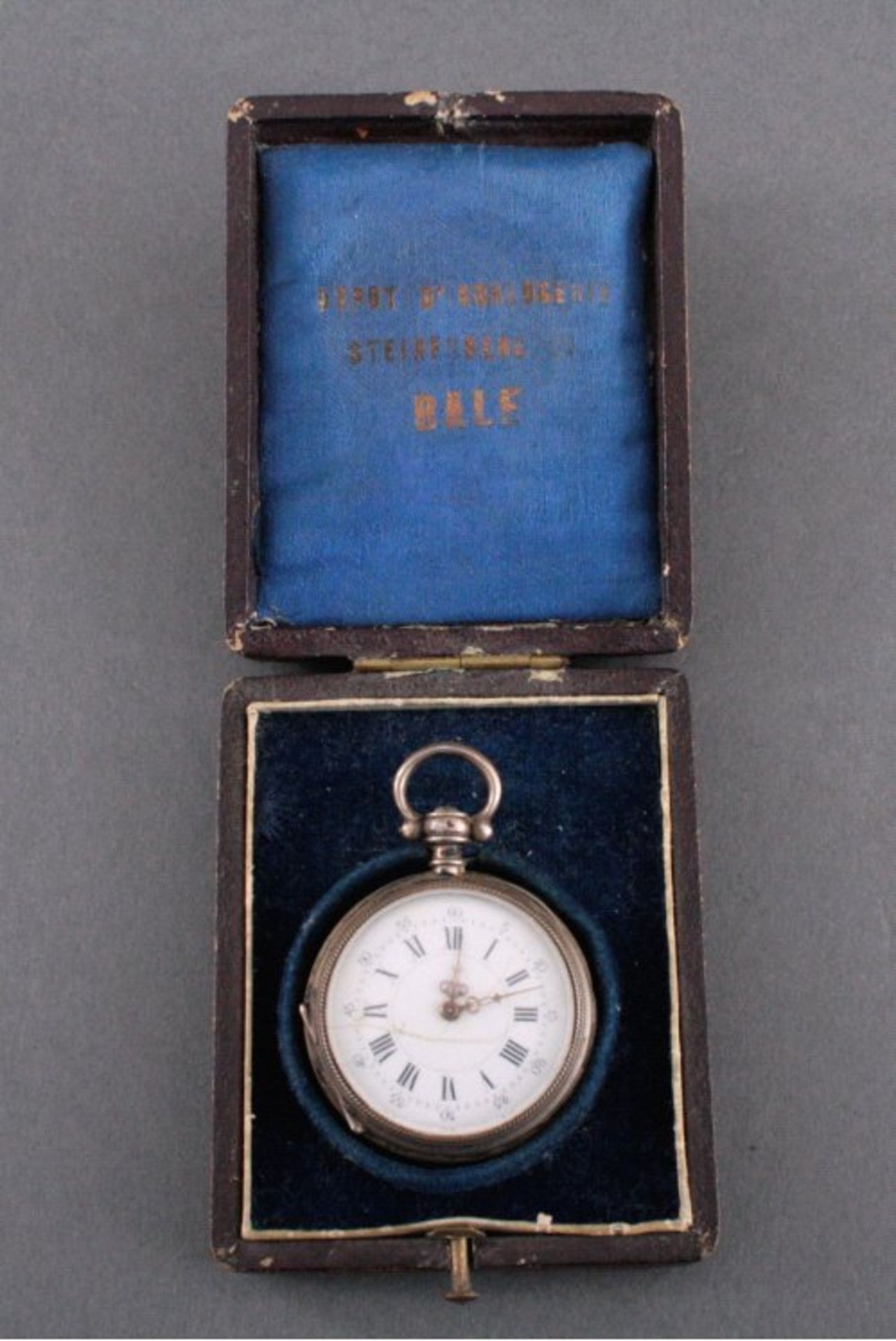 Silberne Damentaschenuhr, 19. Jh.Reliefierter Uhrendeckel, innen mit Punze A8L und Nr. 1144,