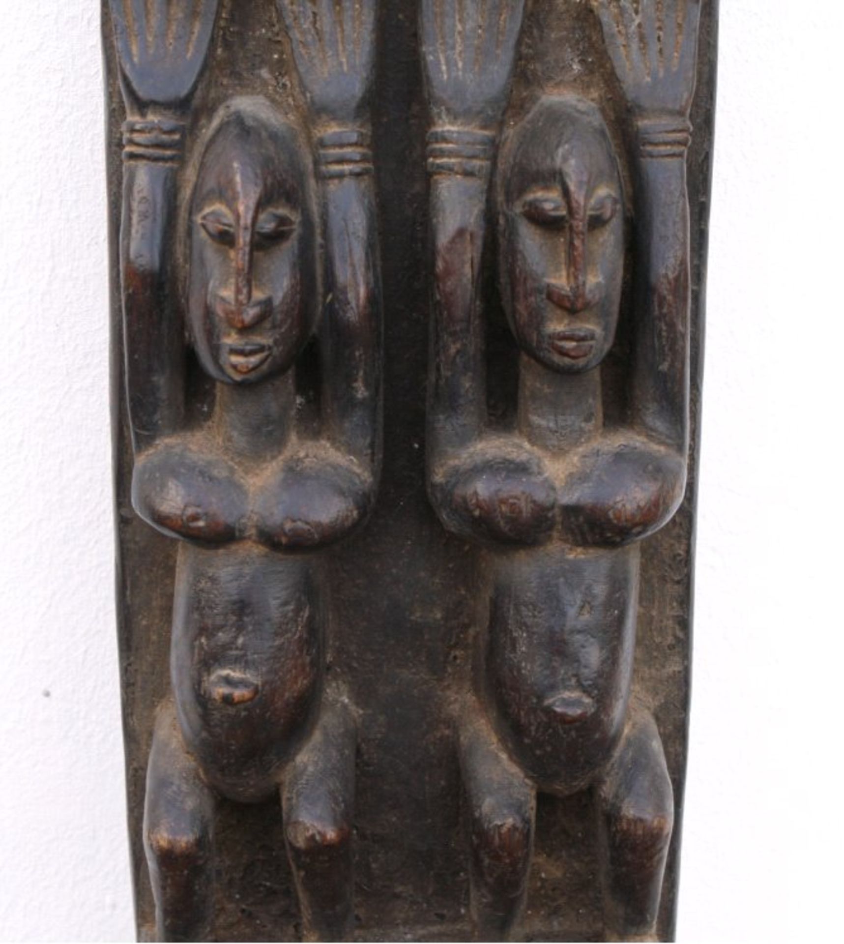 Großer Stützpfosten Dogon Mali, Afrika 1. Hälfte 20. Jh.Beschnitzt mit 4 Figuren und 2 Brüsten, - Bild 2 aus 3