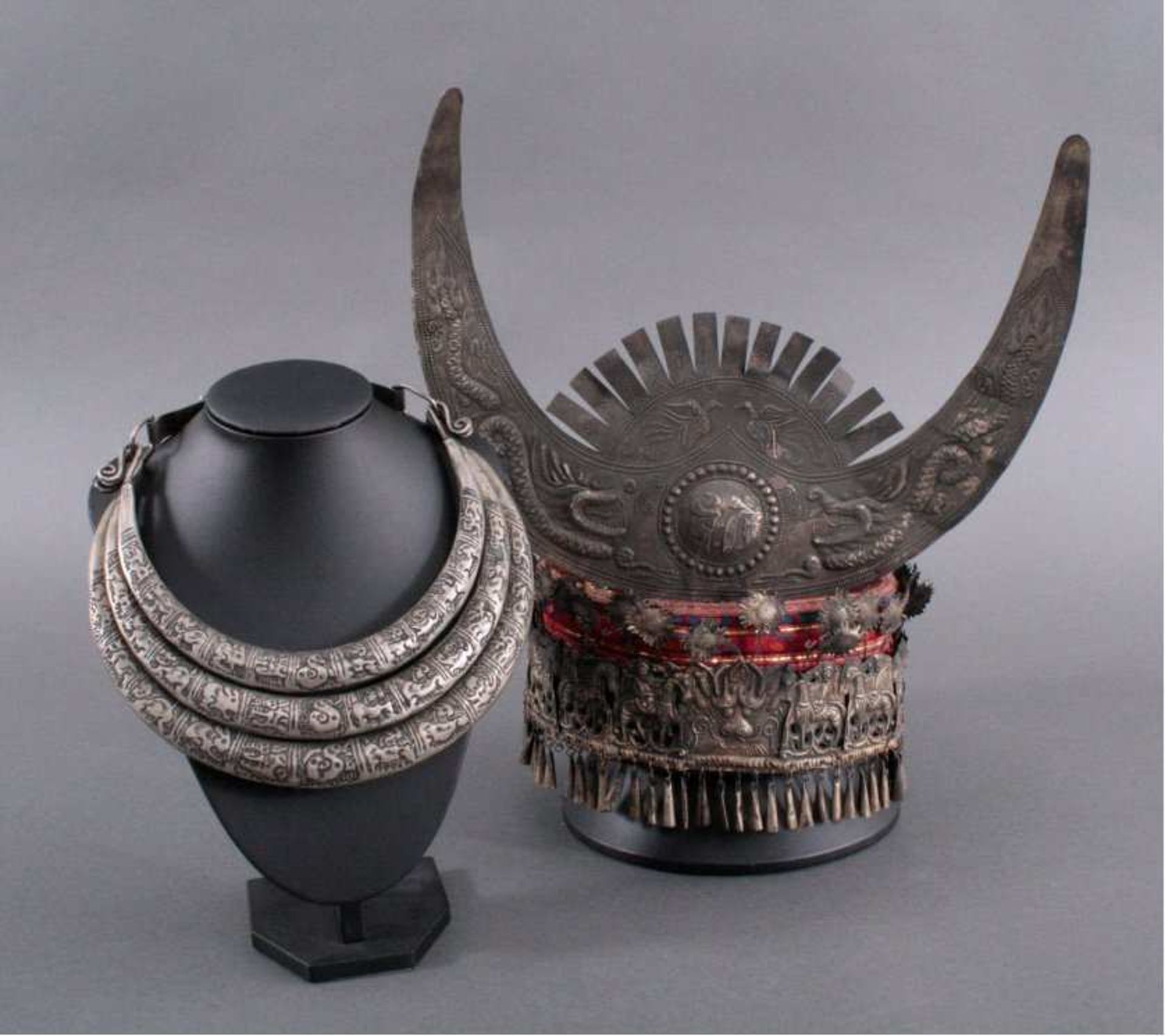 Kopfbedeckung und Halsschmuck der Miao, Südchina um 1910/20Bergregion, silberhaltiges Metall (