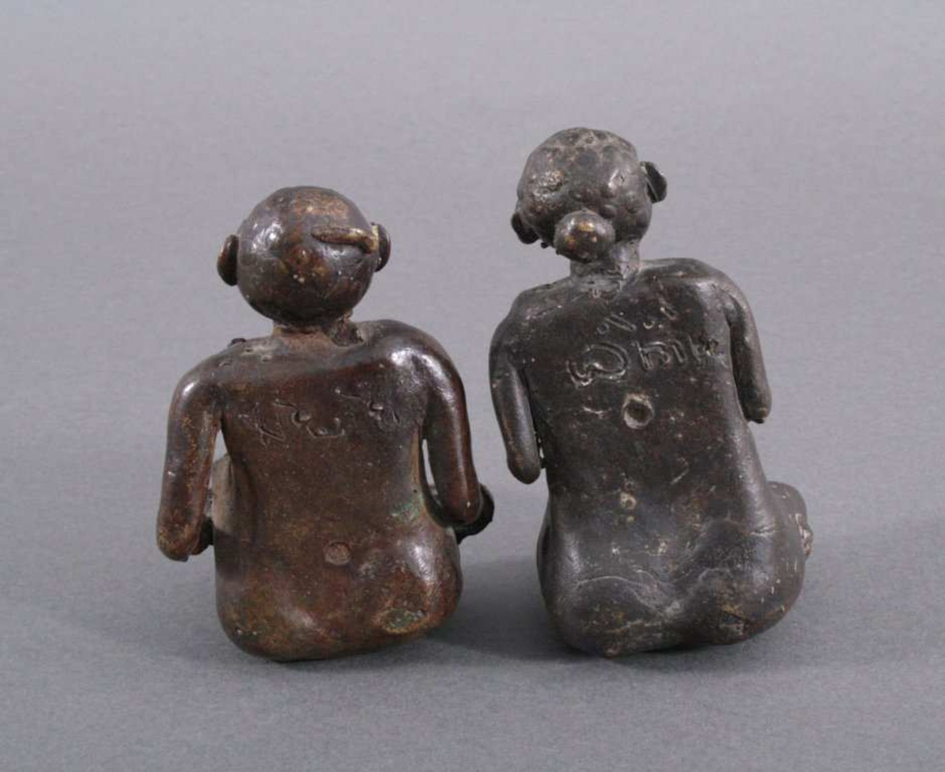 Paar Bronze-Skulpturen, Afrika 1. Hälfte 20. Jh.Schwere Bronze mit dunkler Patina, Mann und Frau - Bild 2 aus 4