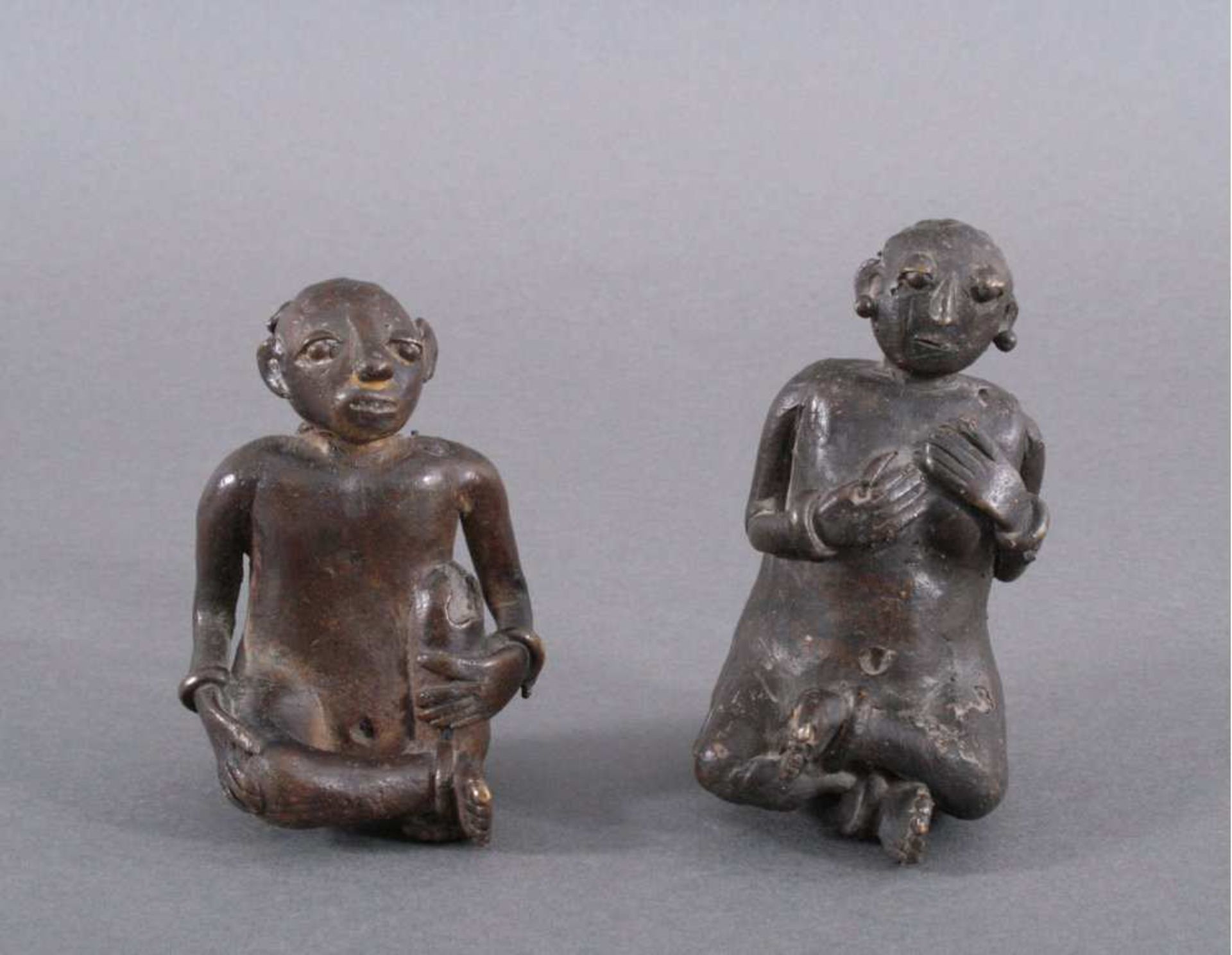 Paar Bronze-Skulpturen, Afrika 1. Hälfte 20. Jh.Schwere Bronze mit dunkler Patina, Mann und Frau