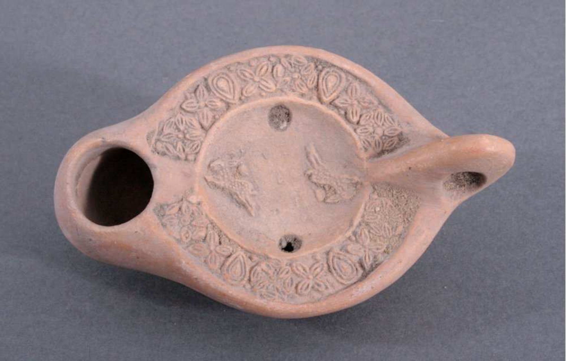 Antike ÖllampeBraun rötlicher Scherben, bauchiger Korpus mit Schnabel undHenkel, oberseite - Bild 2 aus 2