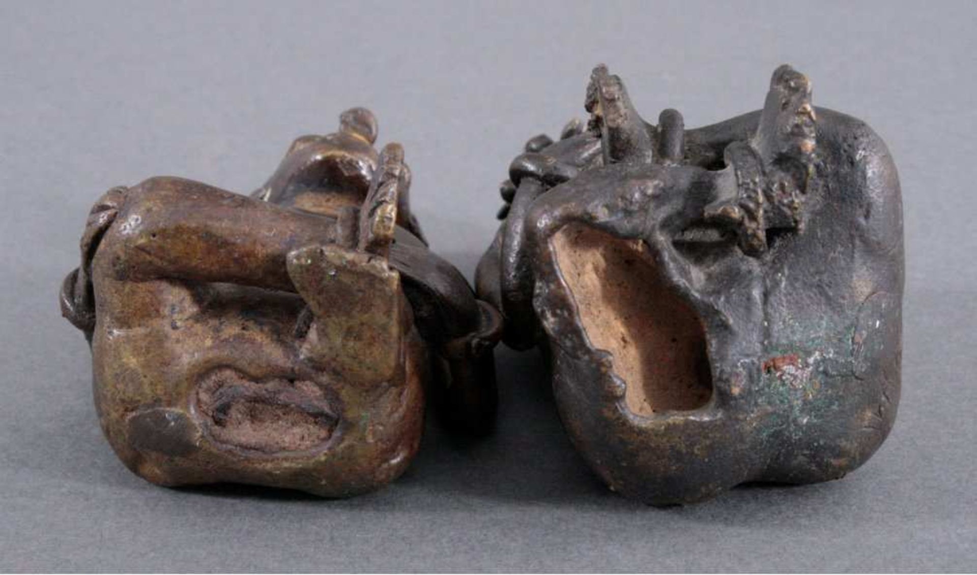 Paar Bronze-Skulpturen, Afrika 1. Hälfte 20. Jh.Schwere Bronze mit dunkler Patina, Mann und Frau - Bild 4 aus 4