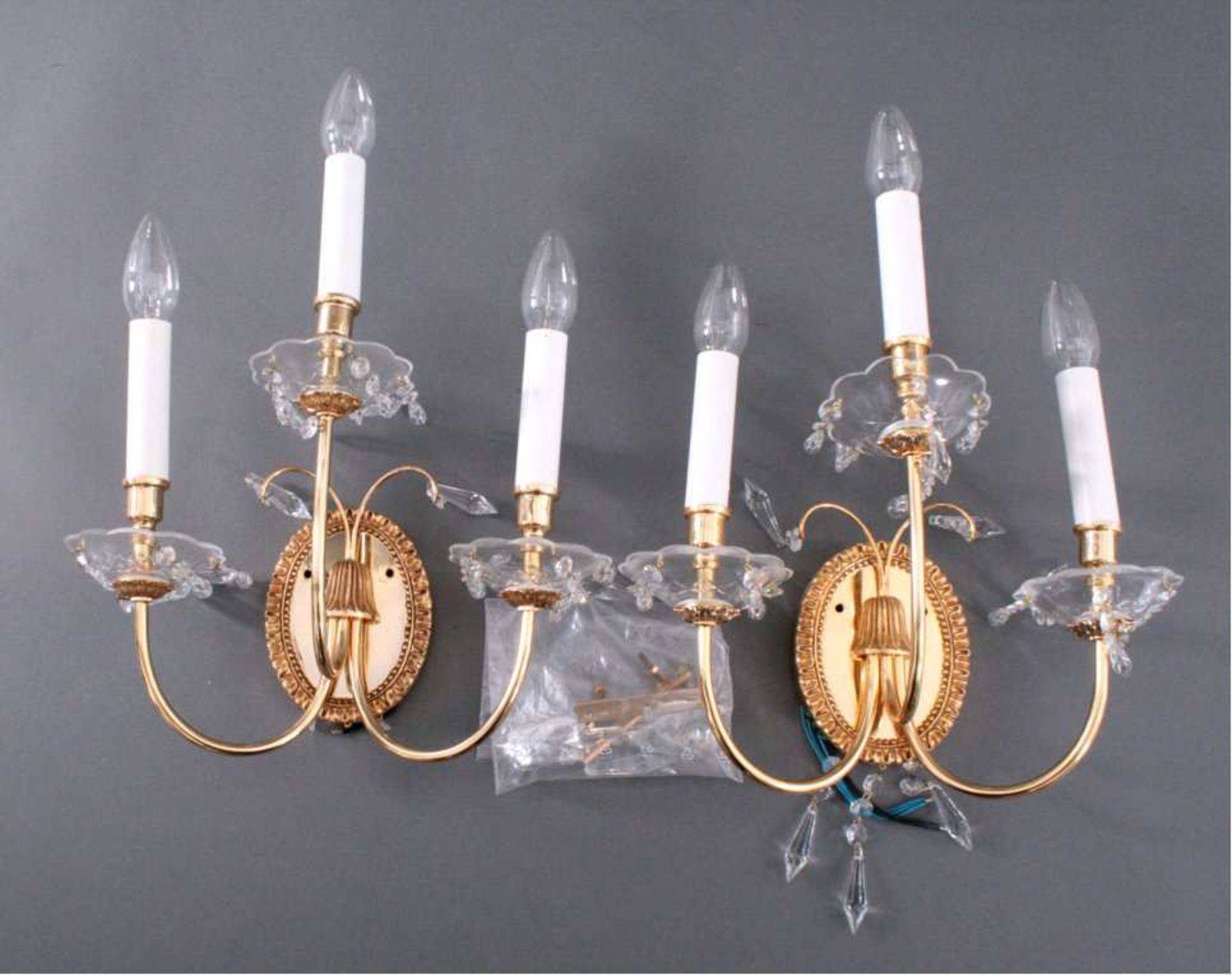 Paar prunkvolle Wandlampen 2. Hälfte 20. Jh.Messing vergoldet mit Prismen und Kristallzapfen,3-
