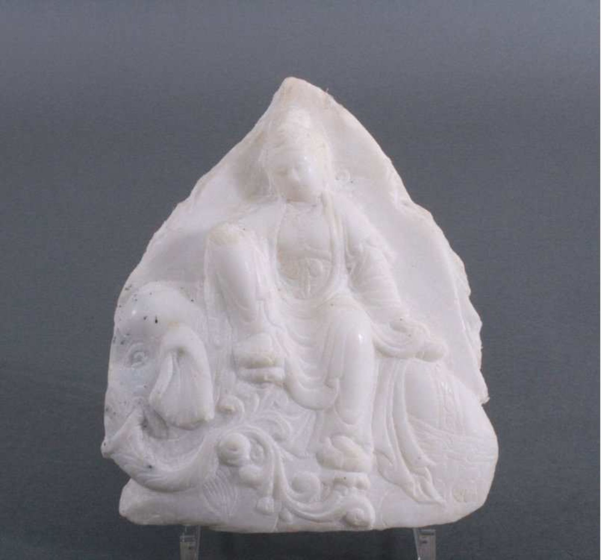 Relief, China 1. Hälfte 20. Jh.Feine Schnitzarbeit aus Alabaster, auf einem Elefantsitzender Buddha,