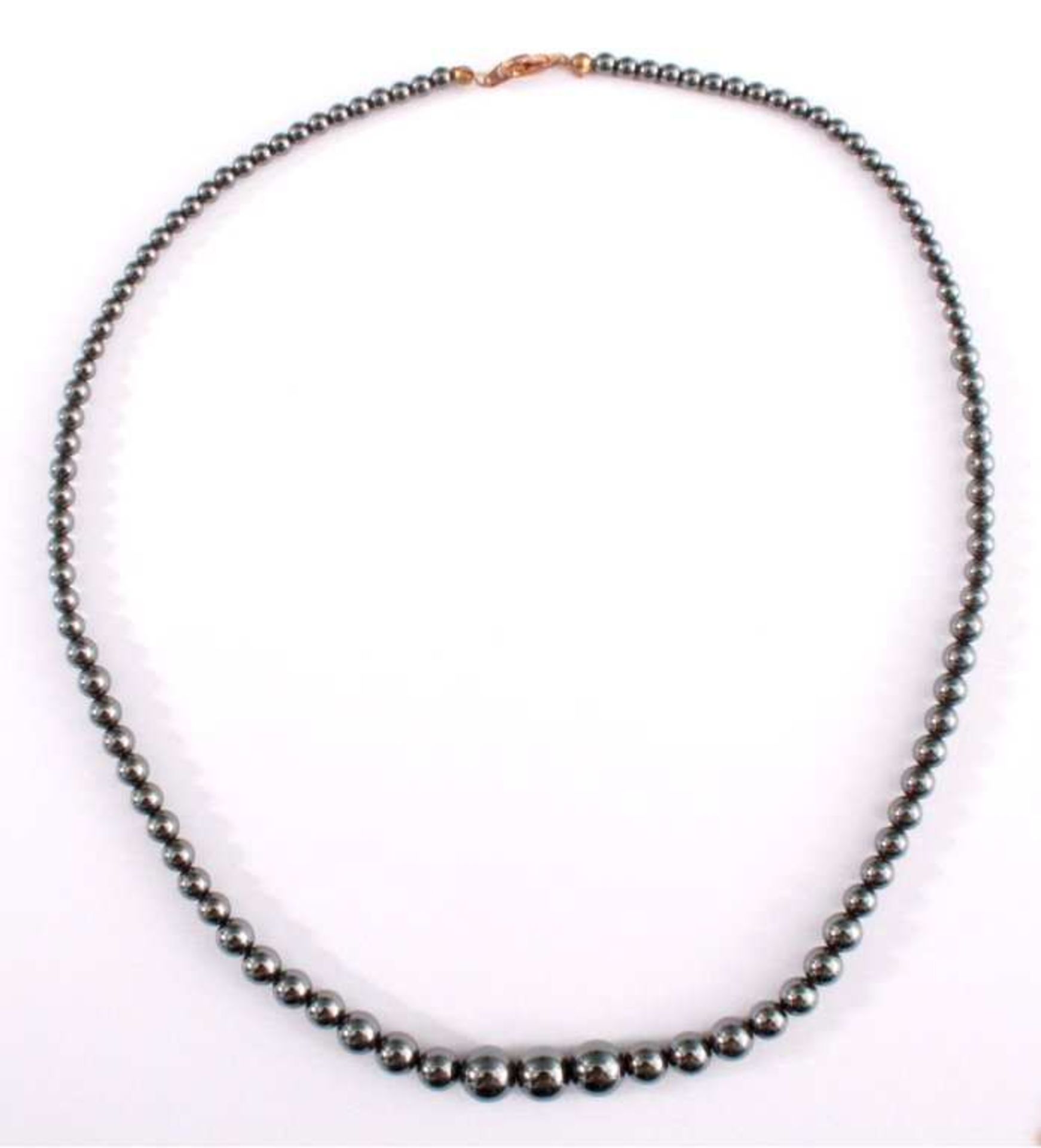 Hämatit-Kettemit Verschluss im Verlauf zusammengesetzt, ca. L der Kette54 cm, ca. D der Perlen 4