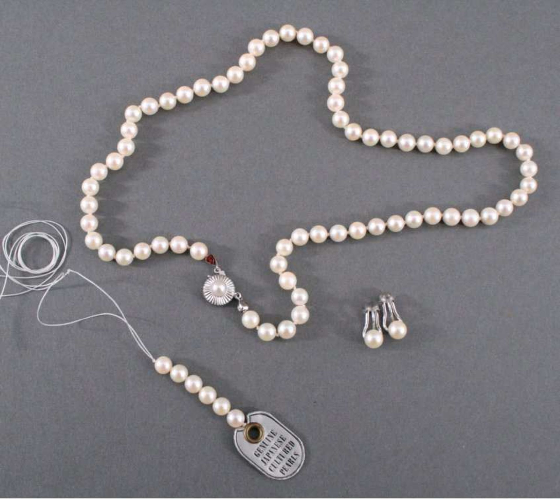 Perlenkette mit OhrclipsAkoyaperlen, Schließe der Kette aus 8 kt Weißgold, ca. L-46,Durchmesser