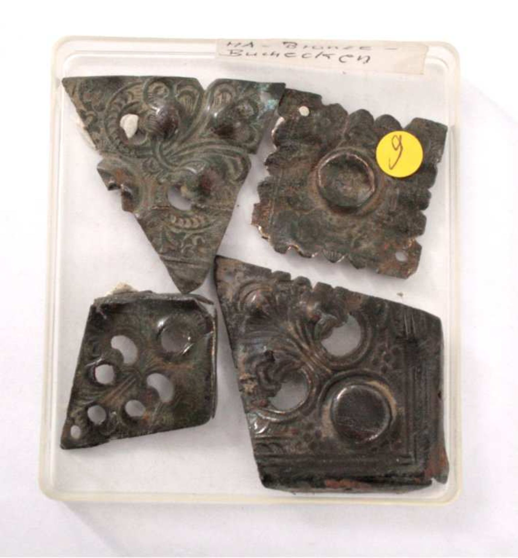 4 zisilierte Bronze-Buchecken aus dem Mittelalterreich verziert, ca. L- 3,4 cm bis 5,0 cm