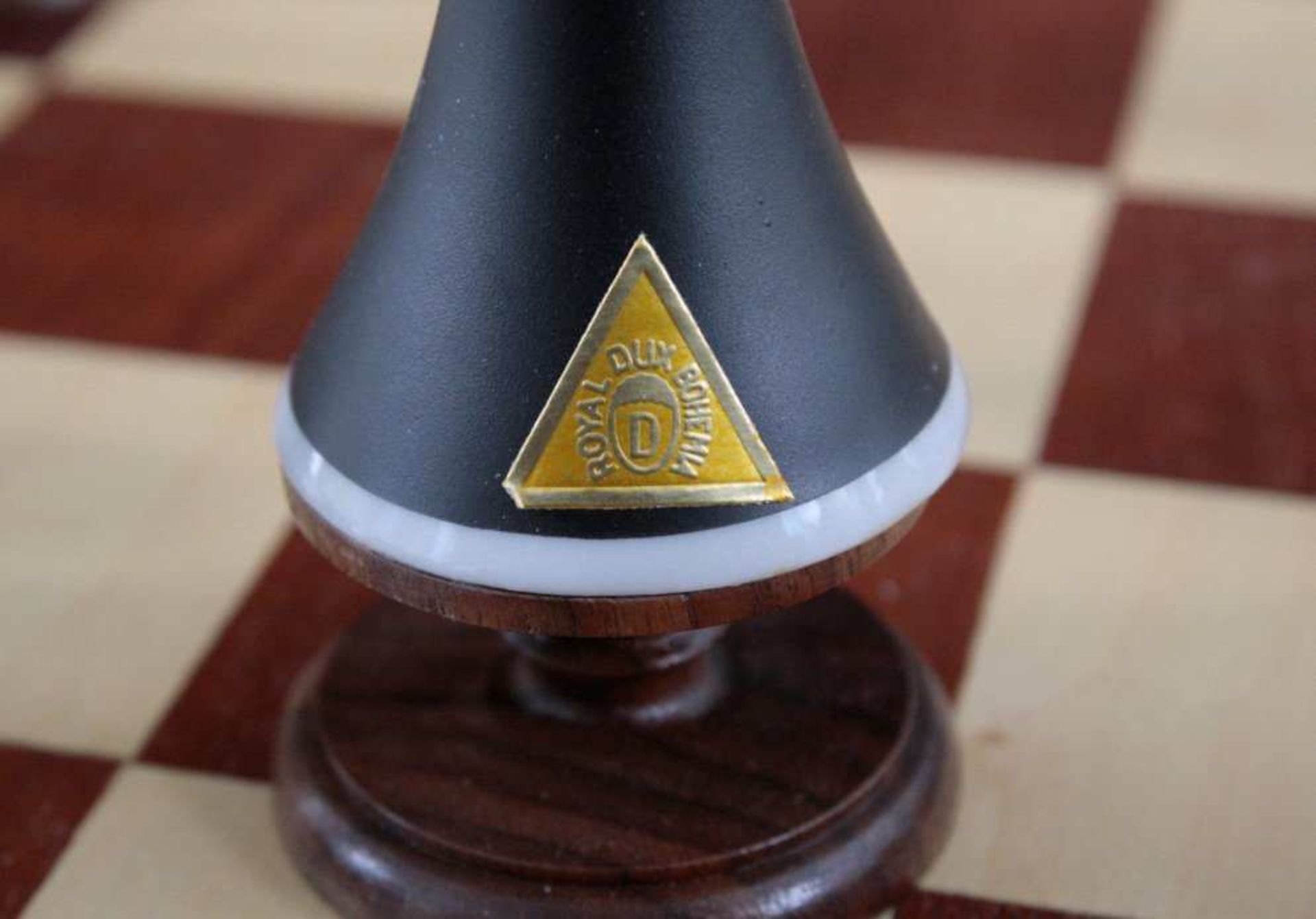 Schachspiel der Manufakutur Royal Dux BohemiaPorzellan mit Schwarzer Glasur und Goldbemalung - Bild 3 aus 3
