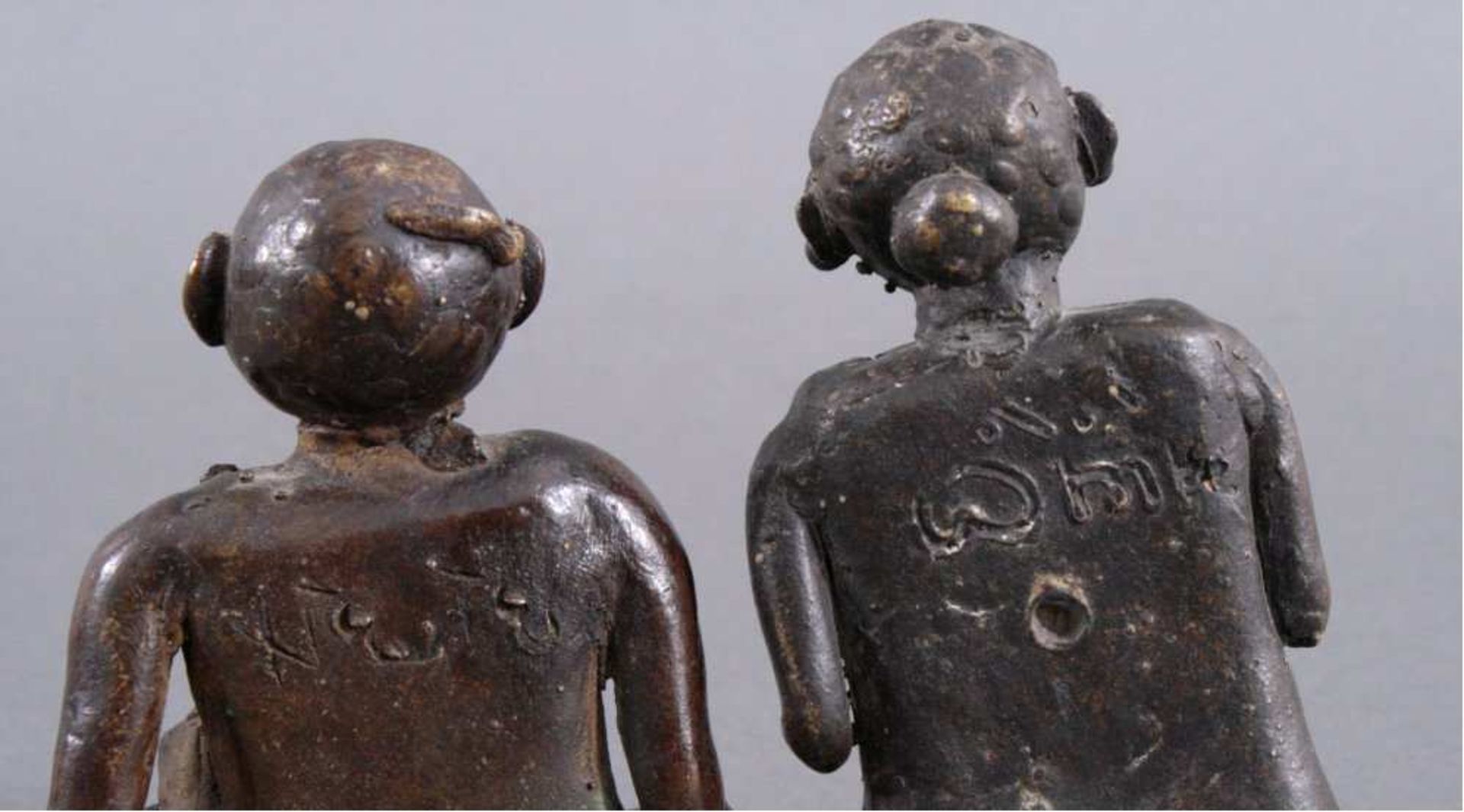 Paar Bronze-Skulpturen, Afrika 1. Hälfte 20. Jh.Schwere Bronze mit dunkler Patina, Mann und Frau - Bild 3 aus 4