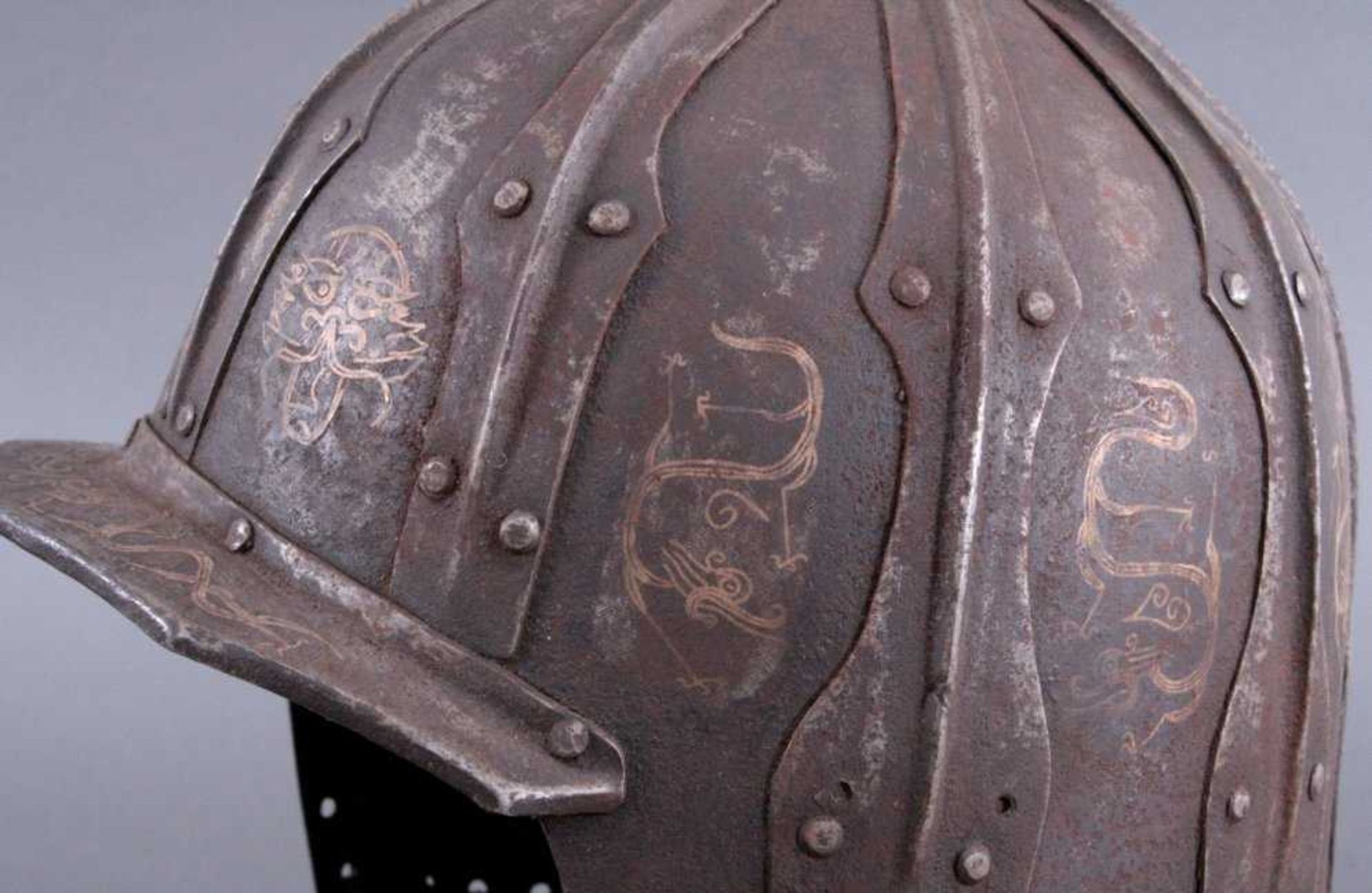 Tibetanischer Helm, Lama Kloster, Anfang 19. Jh.Aus Eisen gefertigt, einzelen Teile vernietet, - Image 5 of 5
