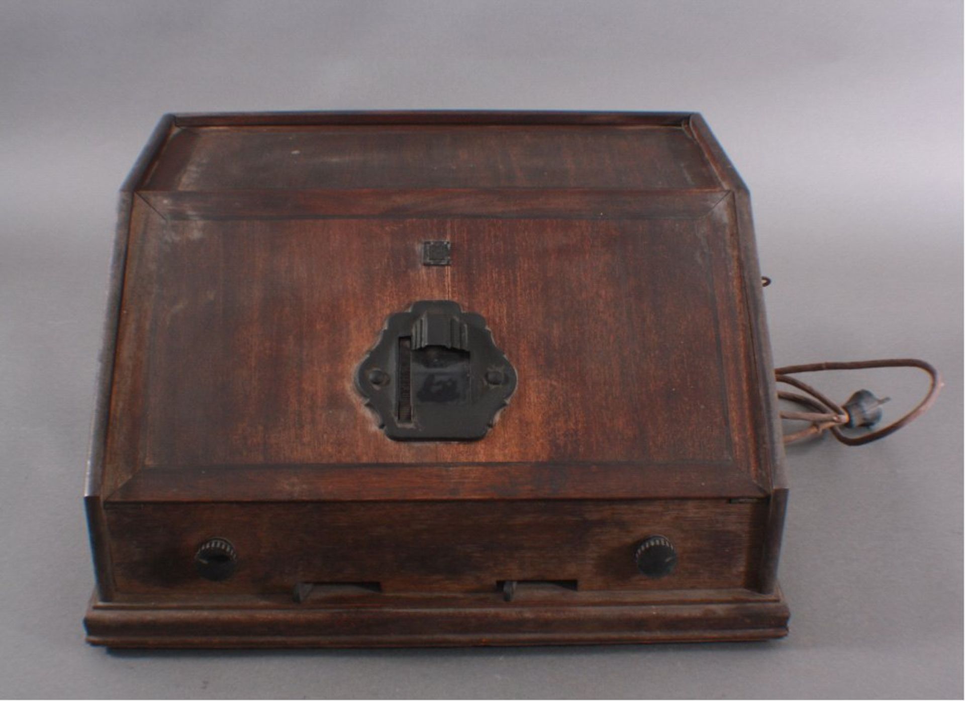 Elektronisches Gerät der Marke Telefunken um 1900Im Holzkasten, auf der Vorderseite mit