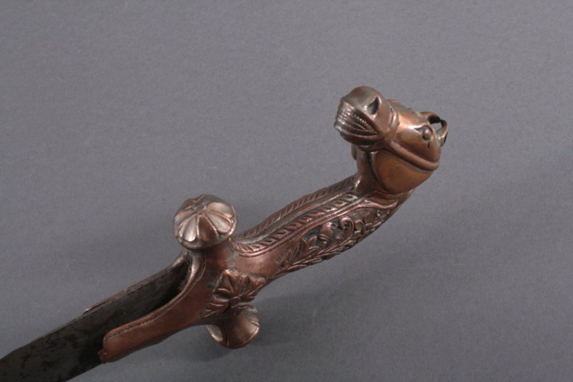 Indisches Schwert um 1900, (Talwar)Klinge aus geschmiedetem Eisen, Kupfergriff in Form - Image 3 of 3