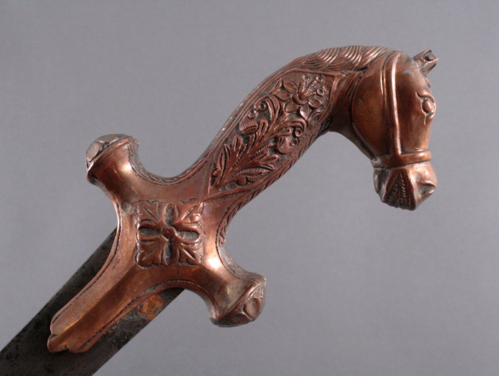 Indisches Schwert um 1900, (Talwar)Klinge aus geschmiedetem Eisen, Kupfergriff in Form - Image 2 of 3