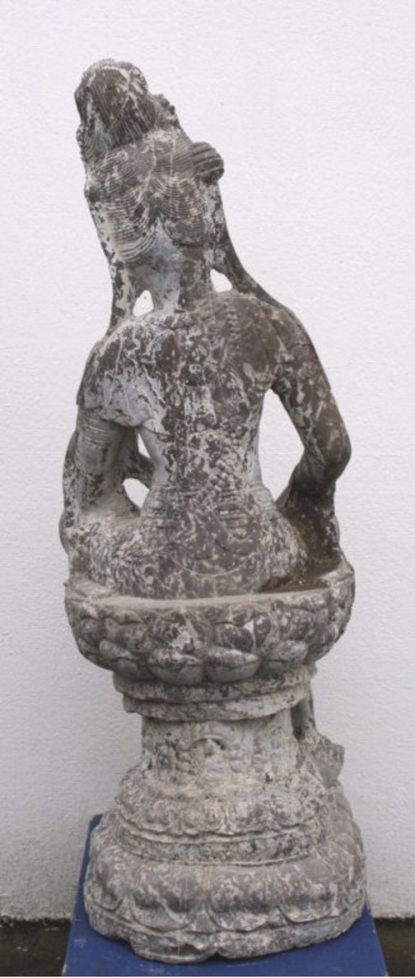 Große Skulptur, China 1. Hälfte 20. Jh.Aus grauem Granit modelliert, Buddha in - Image 3 of 3