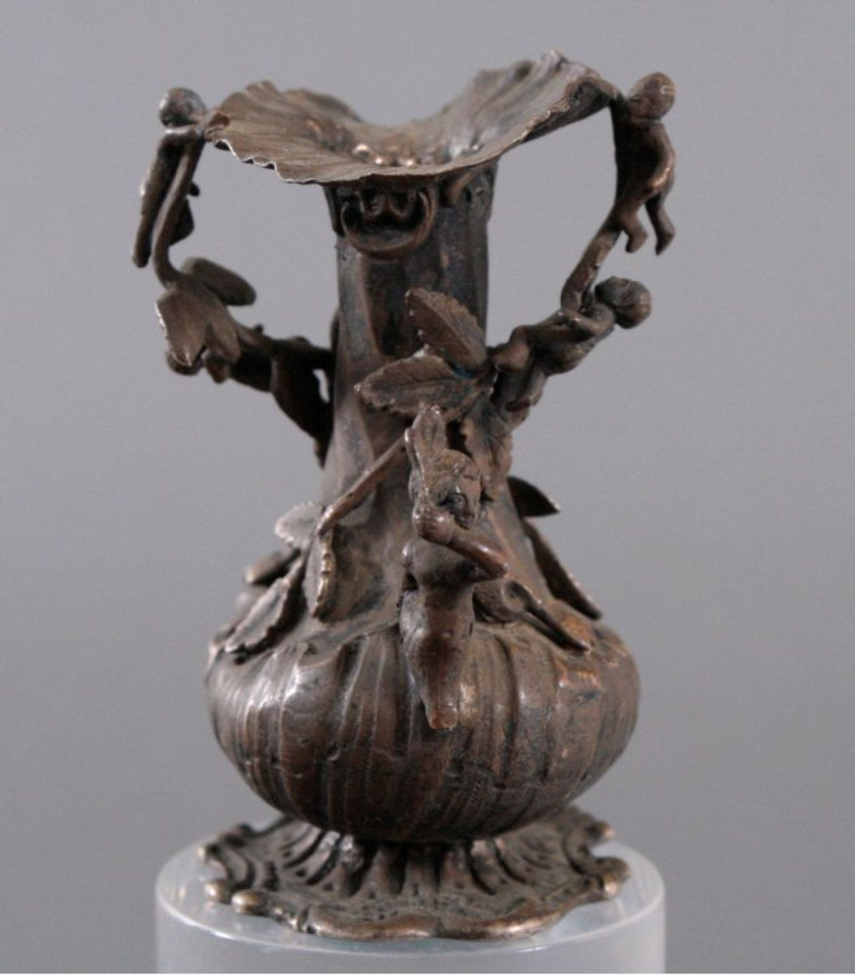 Silberne Biedermeiervase, 1. Hälfte 19. Jh.Kleine Vase aus getriebenem Silber, besetzt mit