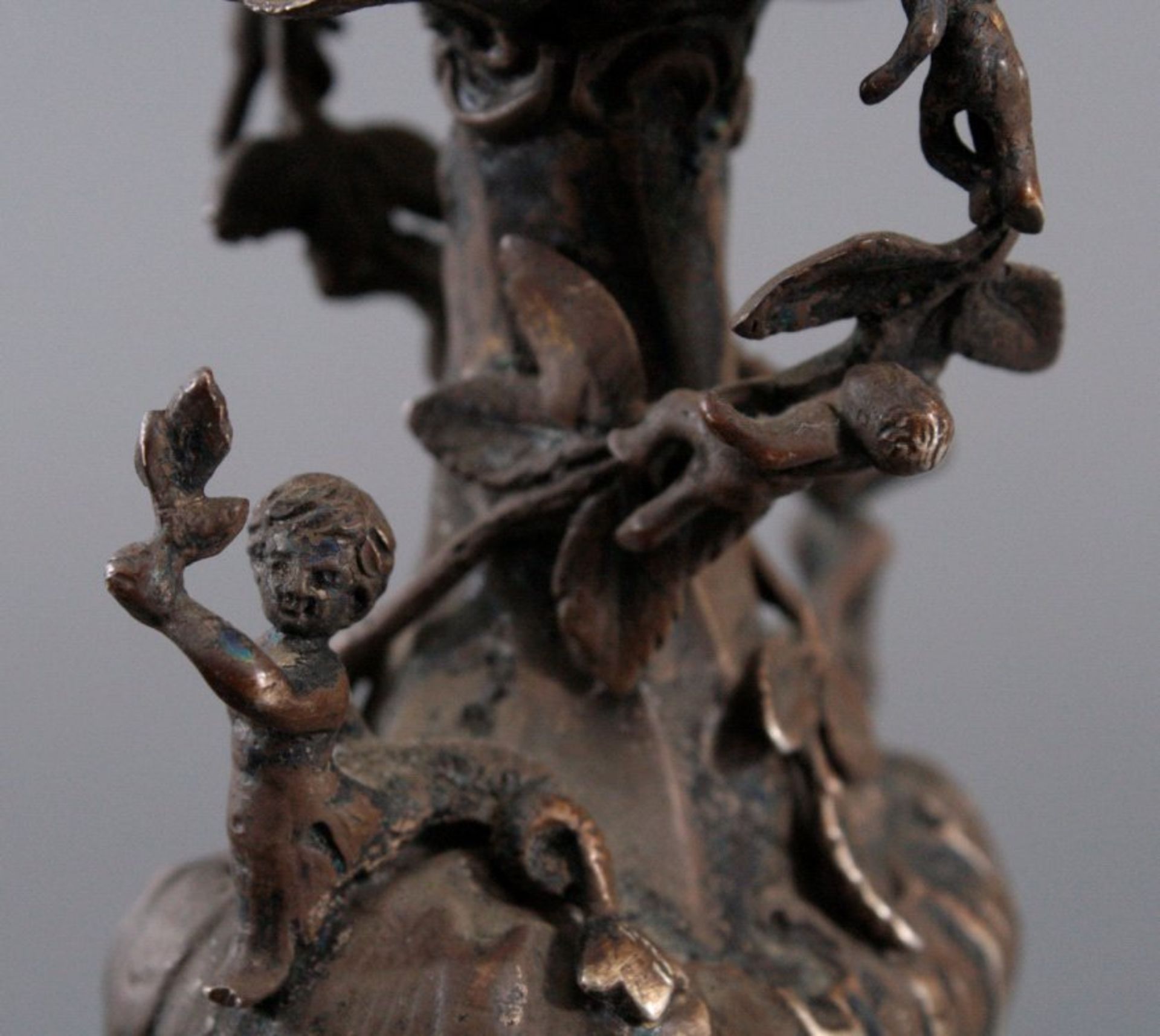 Silberne Biedermeiervase, 1. Hälfte 19. Jh.Kleine Vase aus getriebenem Silber, besetzt mit - Image 3 of 3