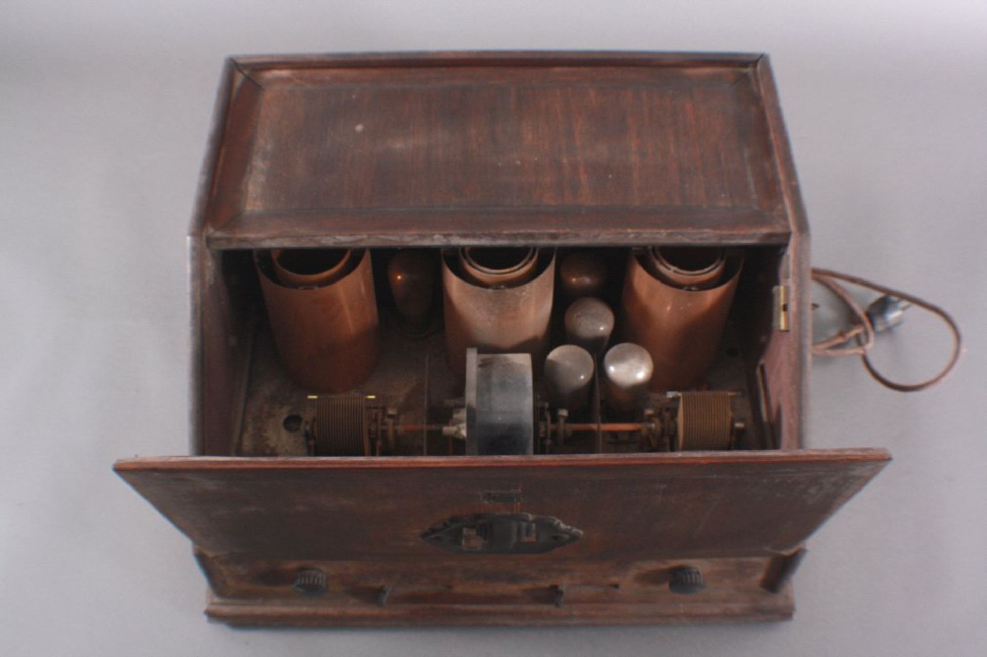 Elektronisches Gerät der Marke Telefunken um 1900Im Holzkasten, auf der Vorderseite mit - Image 2 of 2