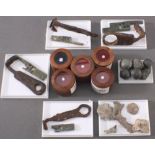 Konvolut Römischer Bronzeteile und 5 Zirkonia7 Doppelknöpfe aus Bronze, ca. L - 1,3 cm bis 2,2 cm.