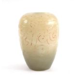 Kleine Jade-Vase, Seladon farben, China um 1900Miniaturvase, umlaufend verziert mit Drachen und