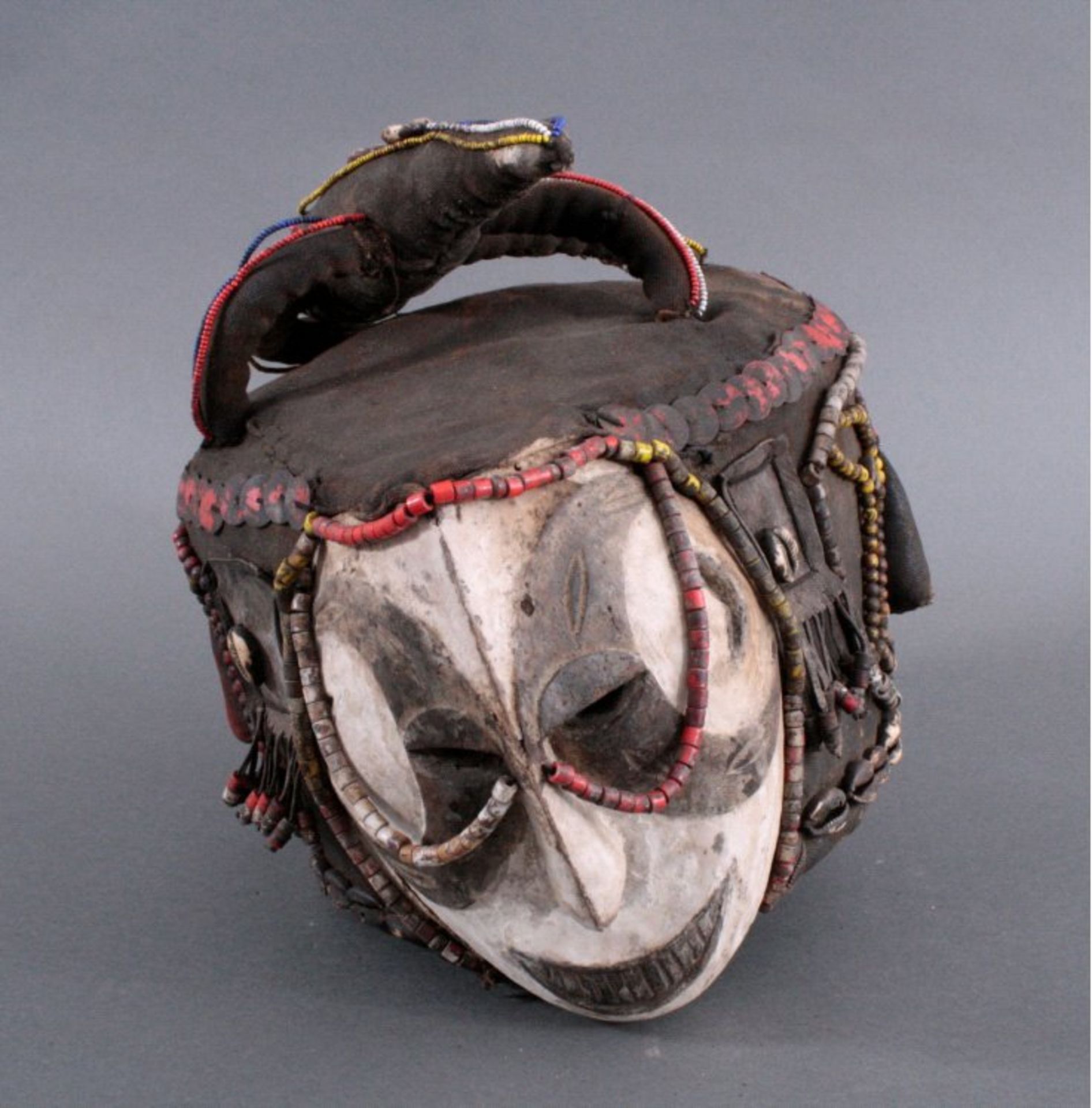 Casquet der Ibu, Nigeria 1. Hälfte 20. JhAus Leder, Schilf und Holz gefertigt, besetzt mit - Image 3 of 4