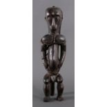 Männliche Figur der Ibo, Nigeria 1. Hälfte 20. JahrhundertHolz, dunkle Patina, sitzende männliche