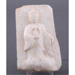 Bodhisattva Guanyin mit Wasserkrug, WandreliefWeißer Marmor mit natürlich gewachsener Partina, in