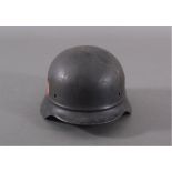 Stahlhelm der deutschen Wehrmacht, M 352 Embleme, Nieten und Innenfutter fehlen