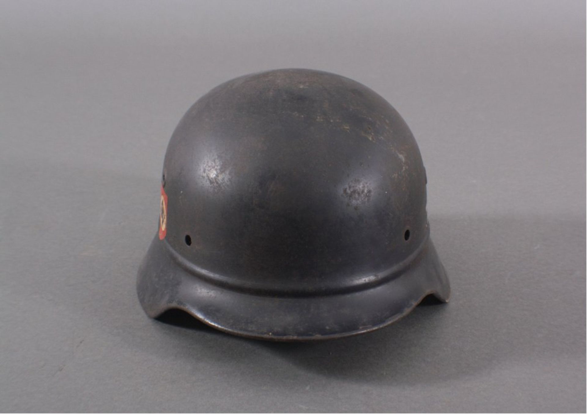 Stahlhelm der deutschen Wehrmacht, M 352 Embleme, Nieten und Innenfutter fehlen