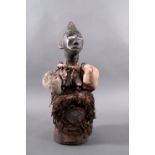 Nagelfetisch, Yombe/Kongo 1. Hälfte 20. Jh.Weibliche Holzfigur, dunkle Patina mit Inkrustierungen,