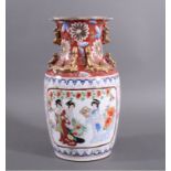 Vase, China 20. JhWeißporzellan mit polychromer Bemalung, rote Stempelmarke,Goldstaffage, ca. Höhe