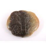 Plakette, Jadeit Nephrit varietät, China Anfang 20. Jh.Runde Form, gewellter Rand, Vorderseite