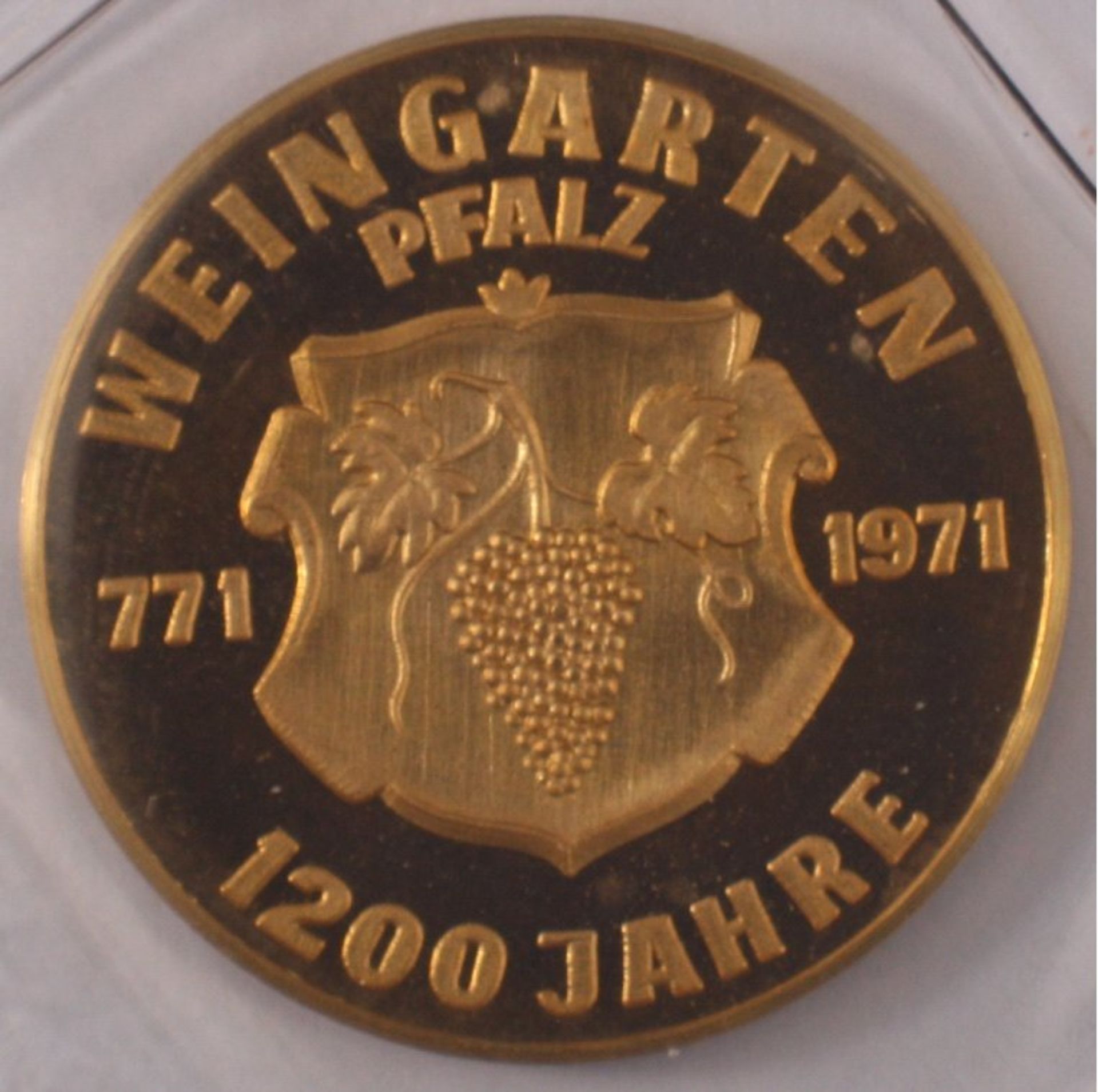 Goldmünze, 986er Punzierung, 1200 Jahre Weingarten / PfalzMedaille mit Stadtwappen, RS: Dorfansicht.