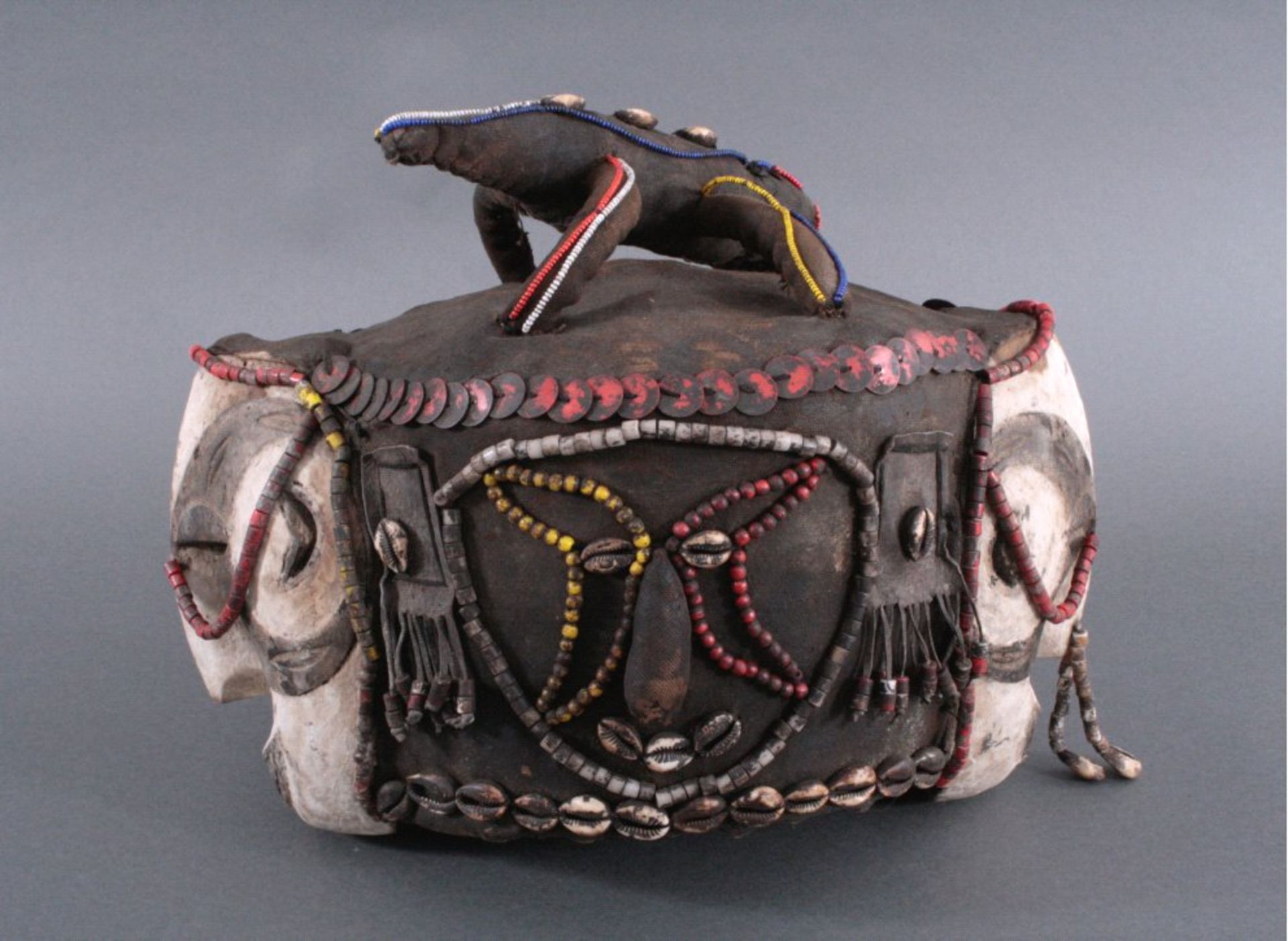 Casquet der Ibu, Nigeria 1. Hälfte 20. JhAus Leder, Schilf und Holz gefertigt, besetzt mit