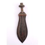 Messer der Bakuba, Kongo 19. JhZiselierte Klinge mit dunkler Patina, geschnitzter, mitOrnamenten