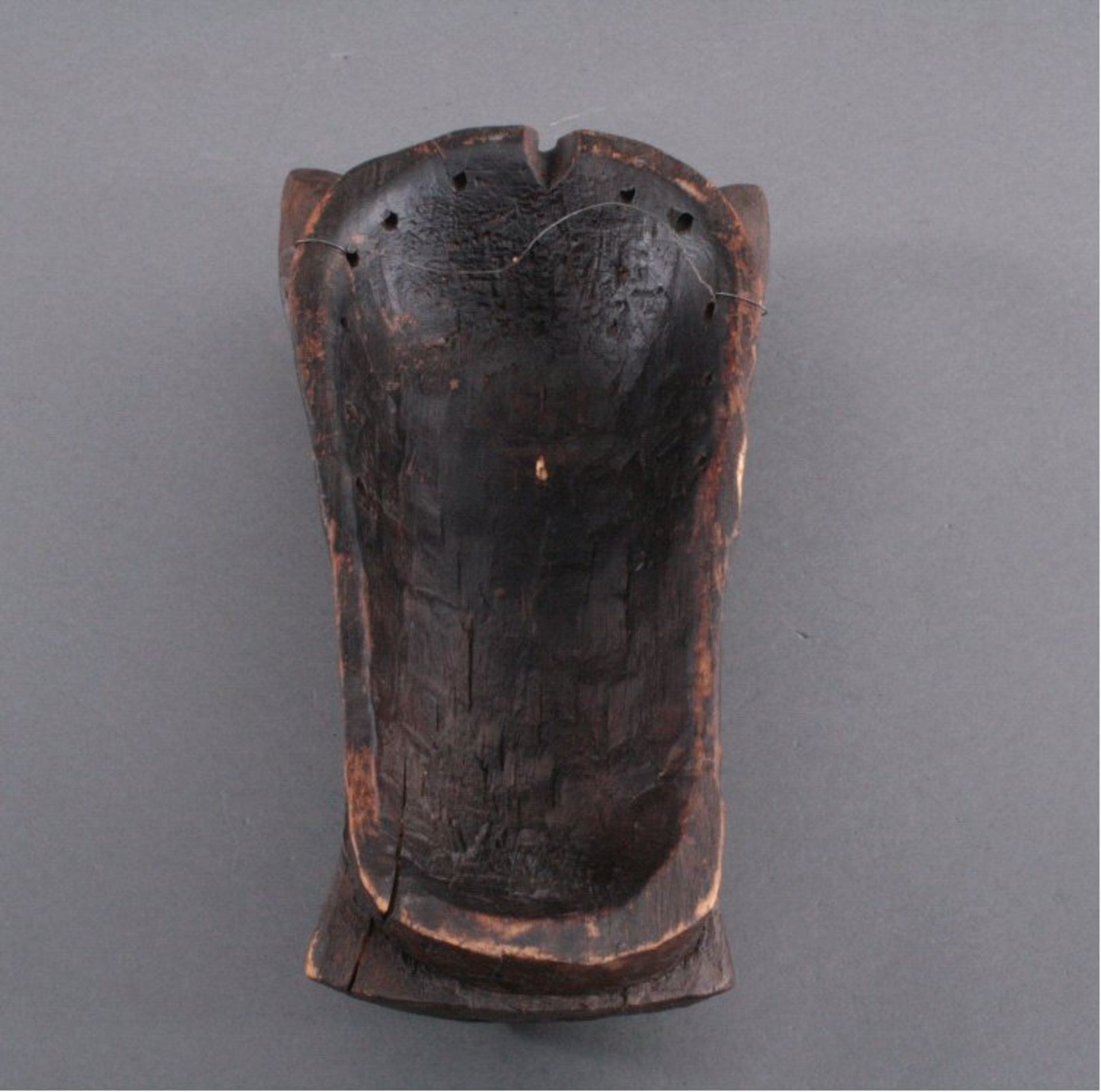 Holzmaske der Makonde, Afrika 1. Hälfte 20. Jh.In Form eines Schweinekopfes, dunkle Patina, - Image 2 of 2