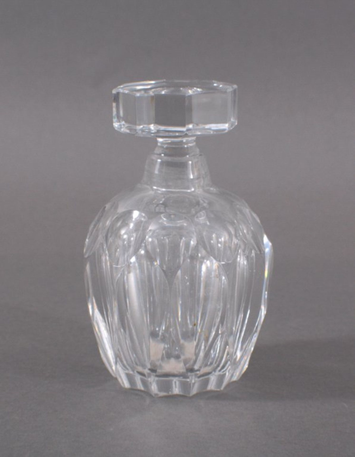 Saint Louis, kleine Karaffe mit StöpselKristallglas, geschliffen, facettiert, Höhe ca. 14,5 cm,