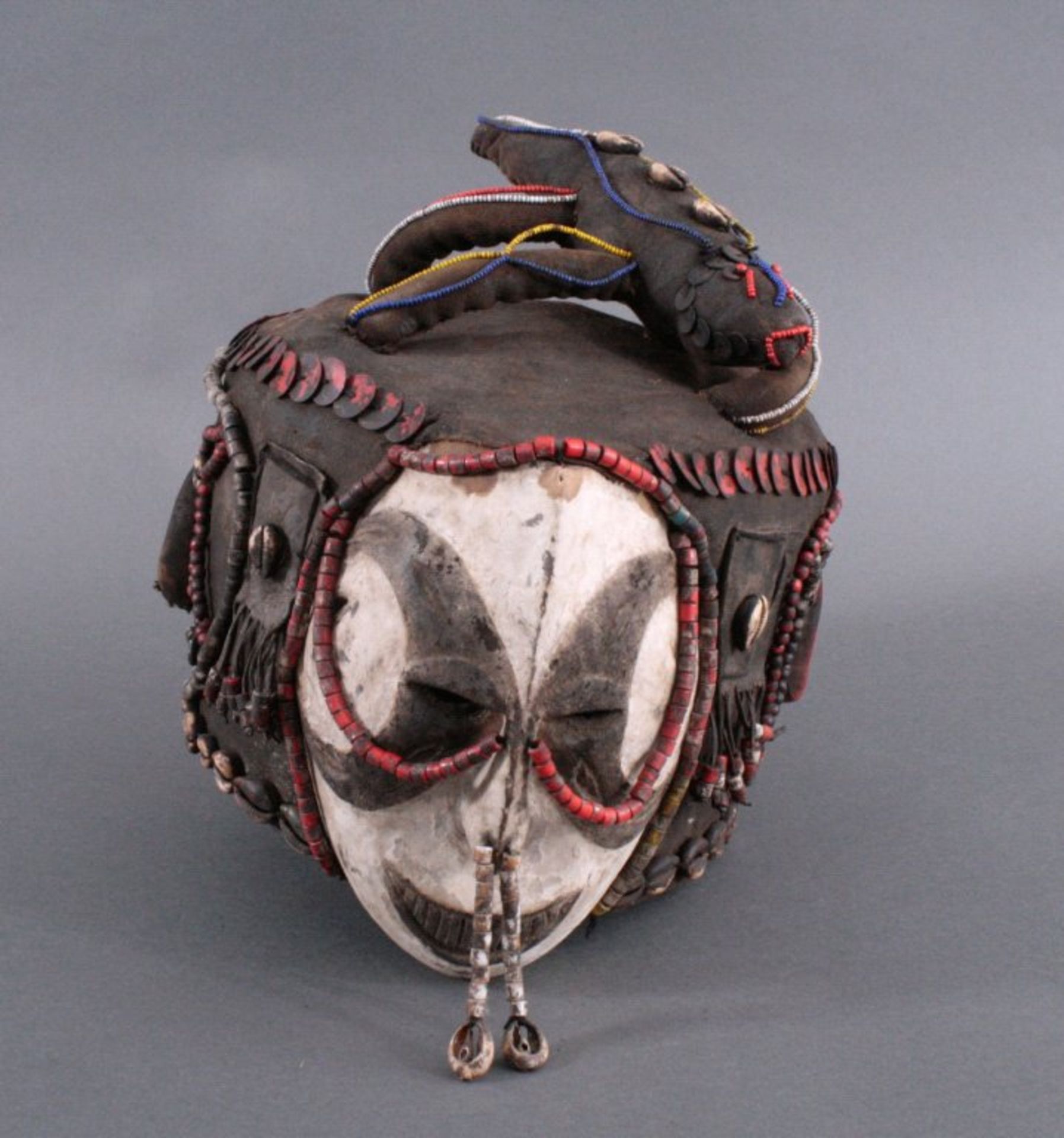 Casquet der Ibu, Nigeria 1. Hälfte 20. JhAus Leder, Schilf und Holz gefertigt, besetzt mit - Image 2 of 4