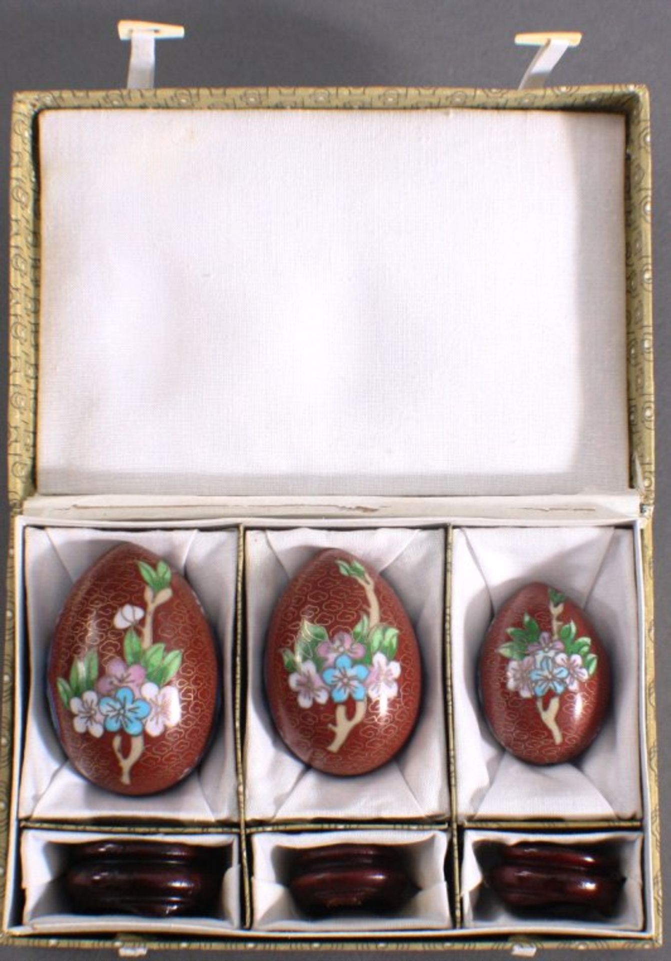 3 Cloisonne Eier, China 20. Jh.In 3 unterschiedlichen Größen von Höhe 5, 6 und 7 cm, mitHolzständer, - Image 2 of 3